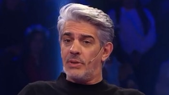 Pablo Echarri contando una anécdota para besar a Nancy Duplá