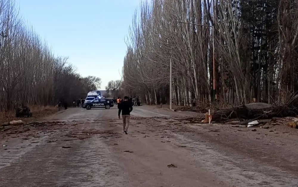 El temporal en Mendoza también afectó a otro vehículo en la Ruta Nacional 143 y una persona quedó atrapada con heridas