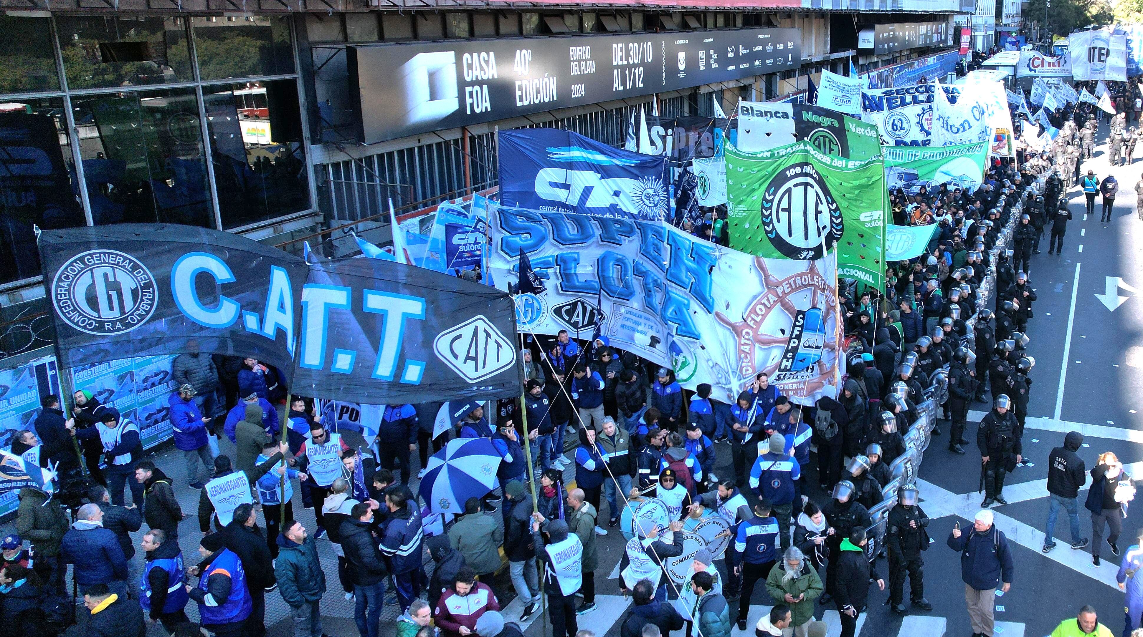 La columna de la CATT encabezó la marcha de protesta contra Federico Sturzenegger