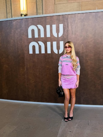 El estilismo incluyó un polo a rayas, camiseta de manga larga, top y minifalda rosa de terciopelo
