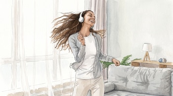 Ilustración en acuarela de una mujer sonriente con audífonos y el cabello en movimiento, bailando junto a un sofá y una ventana.