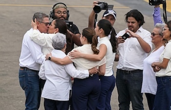 Juan Orlando Hernández saluda a sus seguidores tras aterrizar en el Aeropuerto Internacional de Palmerola, en su regreso a Honduras luego de permanecer fuera del país. (fotos: Cortesía)