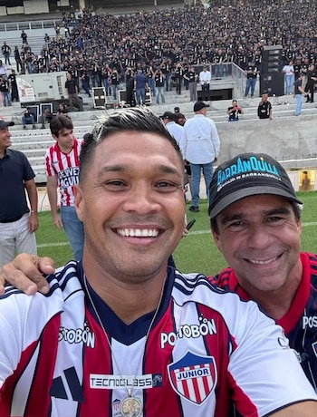 Teófilo Gutiérrez junto al alcalde Alejandro Char en la presentación de la nueva gramilla del estadio Metropolitano de Barranquilla - crédito Teófilo Gutiérrez