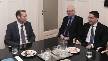 Omar Gutiérrez con los ejecutivos