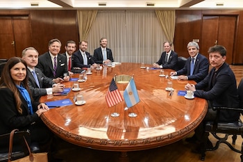 El ministro de Economía, Luis Caputo, se reunión con el subsecretario de Estado de EE.UU., Christopher Landau.