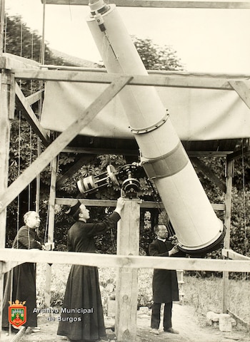 Telescopio manejado por clérigos para observar el eclipse solar (Archivo municipal de Burgos)