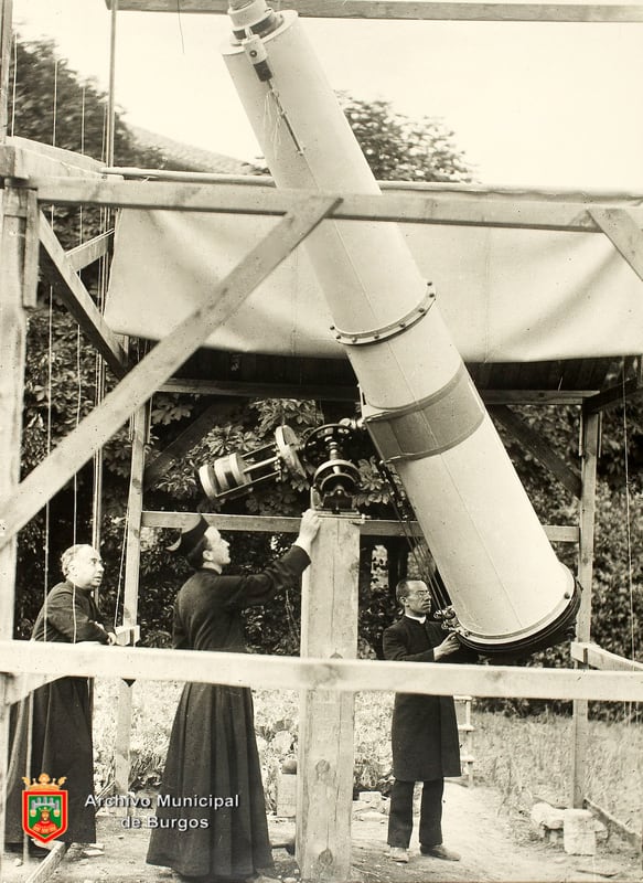 Telescopio manejado por clérigos para observar el eclipse solar (Archivo municipal de Burgos)