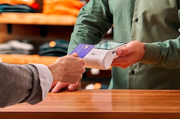 Una broma viral disparó dudas: ¿se puede robar dinero con sólo acercarse a celulares y tarjetas contactless?