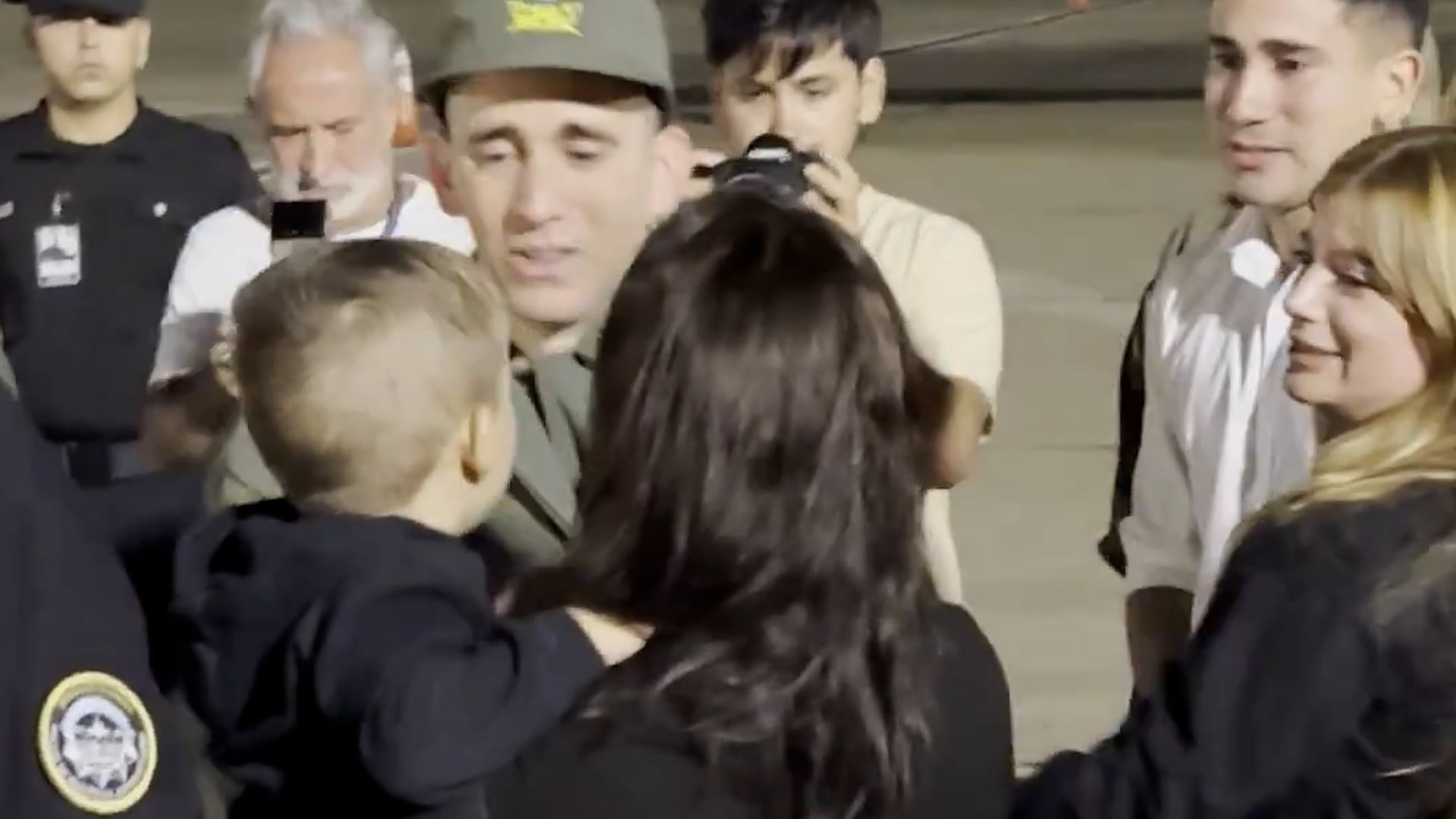 Nahuel Gallo se encuentra con su hijo al llegar a la Argentina