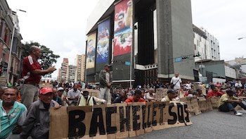 Decenas de personas se manifiestan