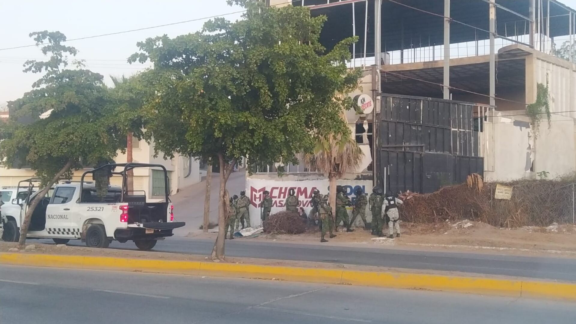 Elementos de la Guardia Nacional resguardan el área en la que se registraron las detonaciones. (Facebook/Luz Noticias)