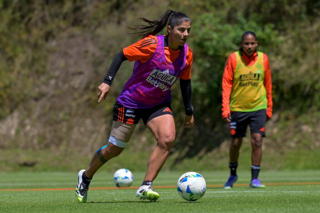 Catalina Usme fue duda para la Copa América Femenina por una lesión, pero terminó debutando ante Paraguay en la fecha 3 de la fase de grupos - crédito FCF