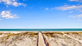 La policía de Gulf Shores arresta a más de 140 jóvenes por consumo ilegal de alcohol durante fiestas de spring break en West Beach Boulevard (Kaiser Vacation Rentals)