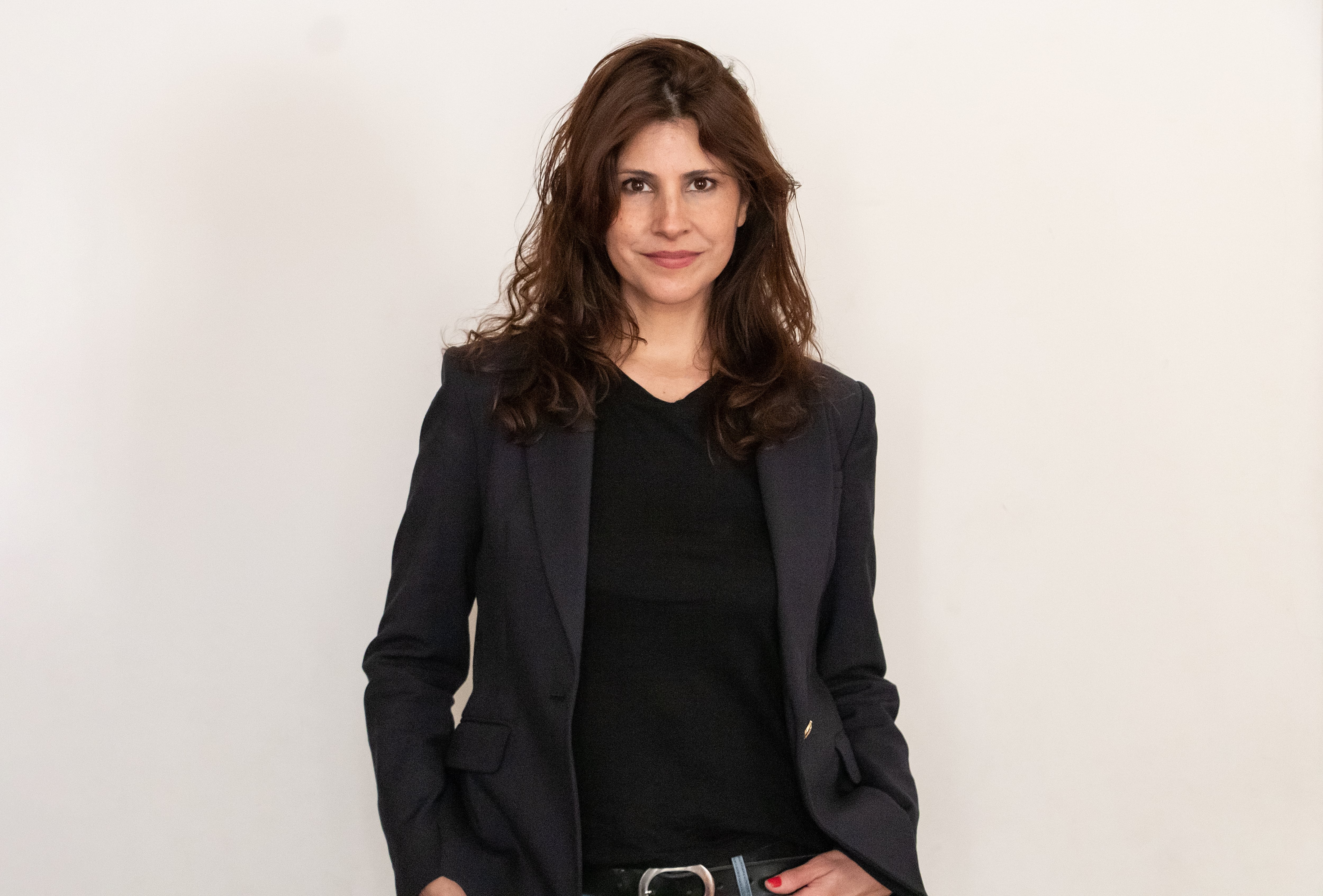 Lorena Pérez, periodista cultural, historiadora del arte por la UBA y archivista, por el proyecto Mujeres vestidas por mujeres recibió en 2022 una beca del Fondo Nacional de las Artes, que dio origen al libro