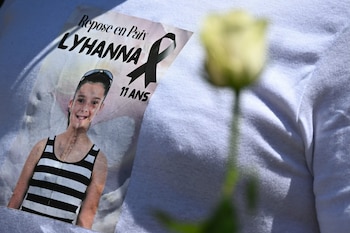Fotografías de Lyhanna acompañan el recorrido de los manifestantes durante el homenaje celebrado tras el crimen que generó indignación en Francia (AFP)