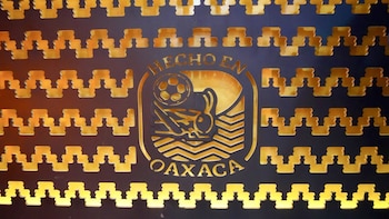 Casa Hecho en Oaxaca instala sedes en Ciudad de México y Guadalajara para exhibir, vender y promover productos y tradiciones del estado. Oaxaca promueve la Guelaguetza como atractivo turístico y plantea que la cercanía con actividades del Mundial impulse viajes hacia el estado. La sede de Casa Hecho en Oaxaca en Guadalajara se ubica en el Museo Cabañas e incluye actividades de promoción cultural y encuentros de negocios. El proyecto abre mercados para empresas y talleres con el distintivo Hecho en Oaxaca, una certificación para productos elaborados en la entidad. Oaxaca busca aprovechar la Copa Mundial de Futbol 2026 para atraer visitantes y proyectar su cultura, gastronomía, artesanía y producción local. (Cortesía Gobierno del Estado de Oaxaca)