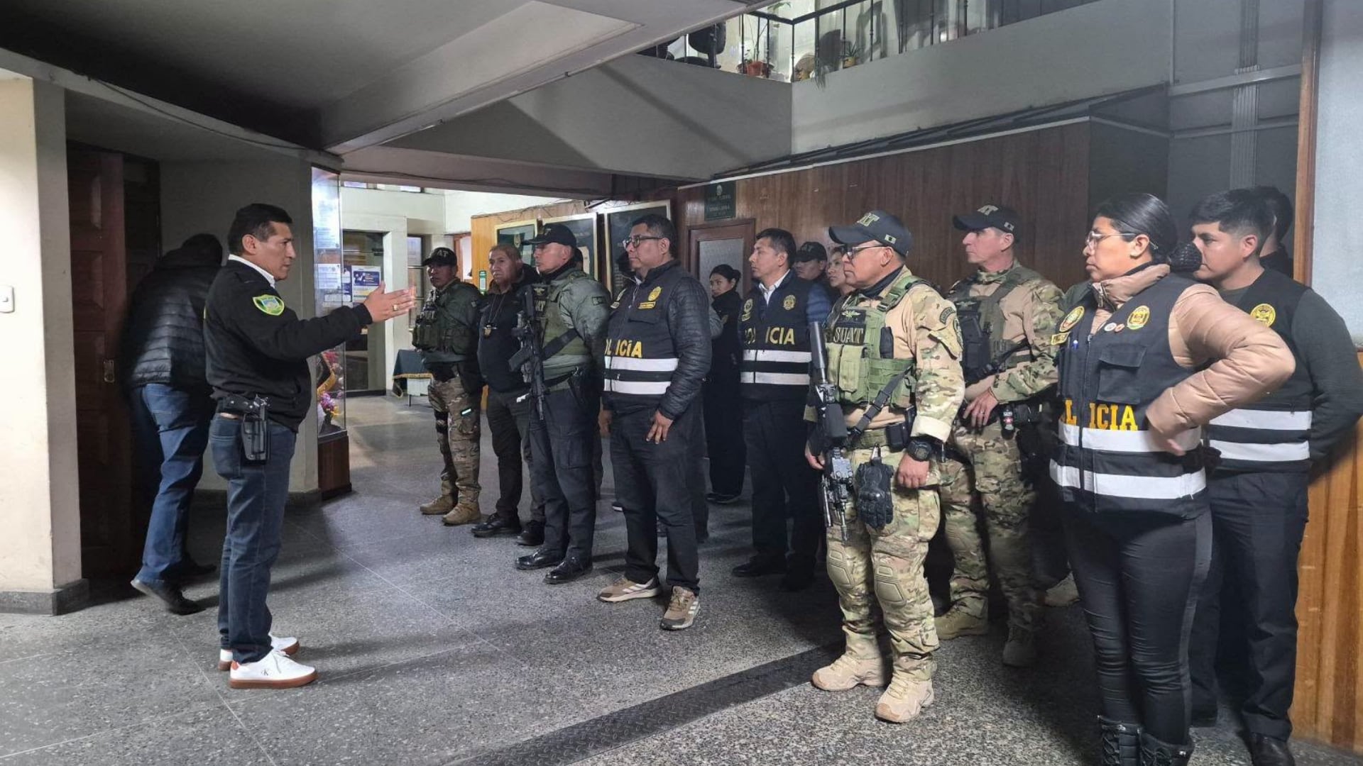 Agentes de la Policía Nacional del Perú reciben indicaciones antes de una intervención contra una presunta red de trata de personas en Arequipa. (Foto: Dilo Fuerte Arequipa)