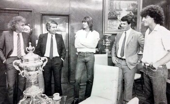 Guillermo Cóppola, Federico Polak, Ricardo Gareca, el dirigente Roberto Lucke y Oscar Ruggeri. Primera reunión por la situación de los pases de los jugadores