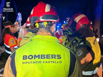 Tres dotaciones y una unidad de mando del Consorcio Provincial de Bomberos de Castellón, procedentes de los parques de Plana Baixa y Espadà Millars, participaron en la asistencia y liberación de los ocupantes (X / @BombersDipcas)