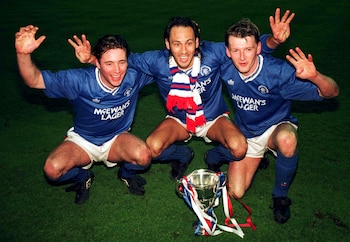 Ally McCoist, Mark Hateley and Nigel Spackman posan con el trofeo de la Scottish Premier Division (Reuters/Nick Potts /File Photo)