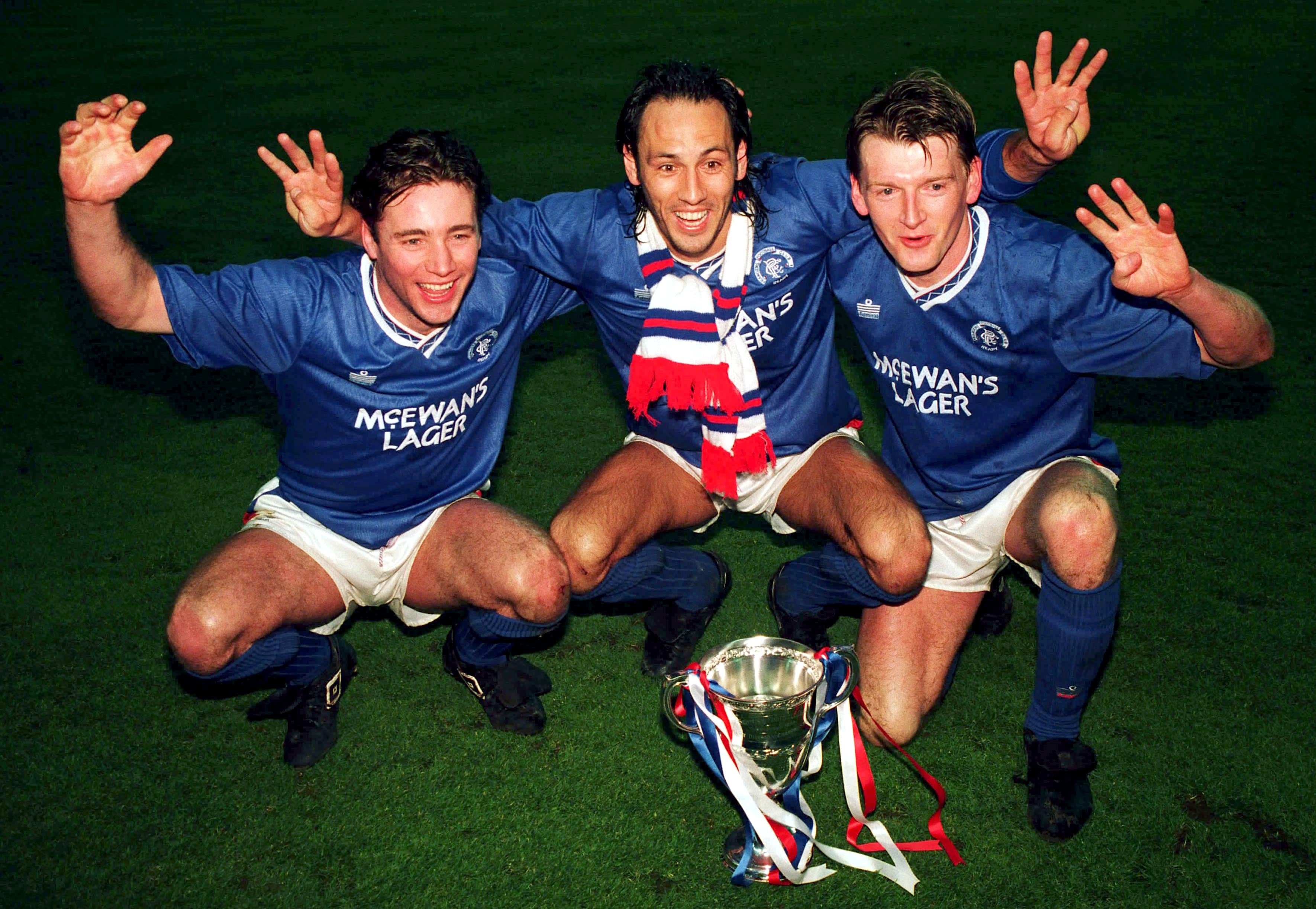 Ally McCoist, Mark Hateley and Nigel Spackman posan con el trofeo de la Scottish Premier Division (Reuters/Nick Potts /File Photo)