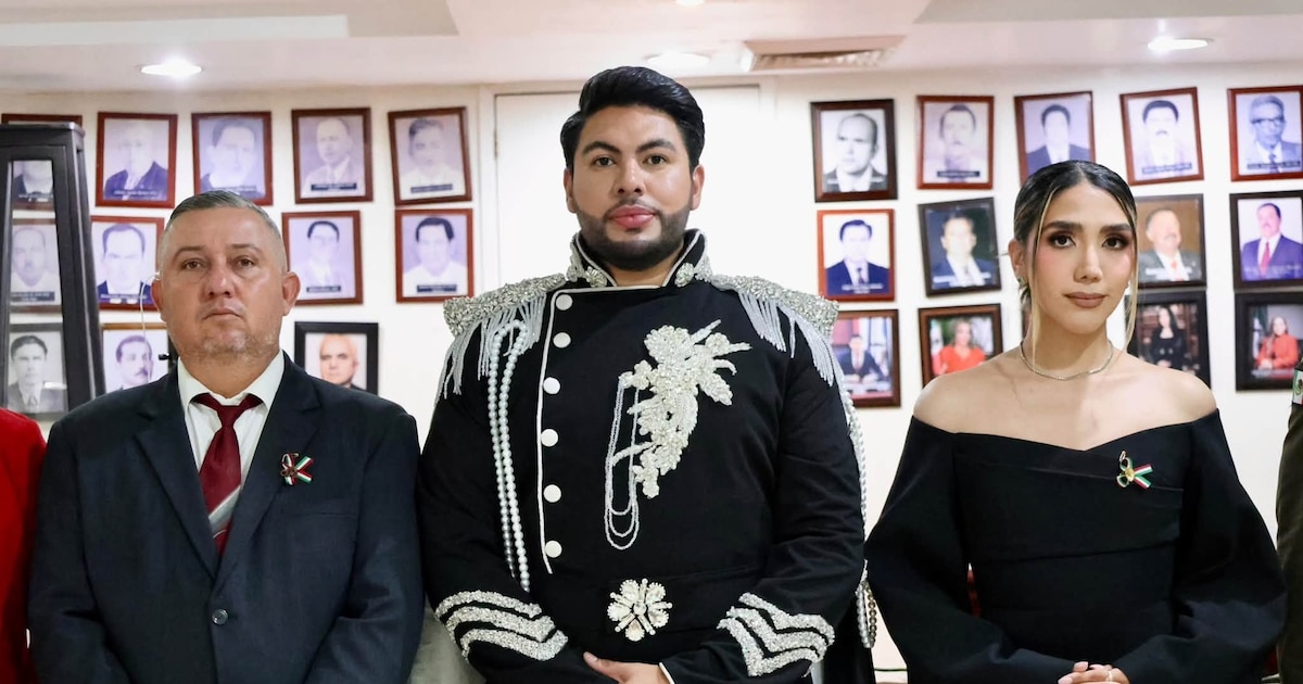 Photo: infobae.com Elota Mayor Richard Millán Sparks Controversy With Cape and Shoulder Pads During Independence Day Celebration