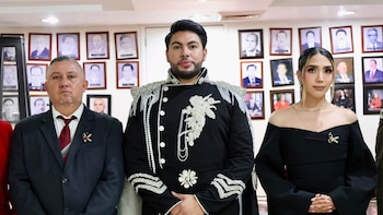Alcalde de Elota, Richard Millán da el Grito de Independencia con extravagante atuendo