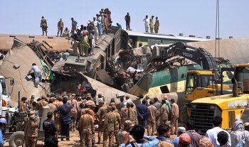 Soldados y voluntarios buscan sobrevivientes