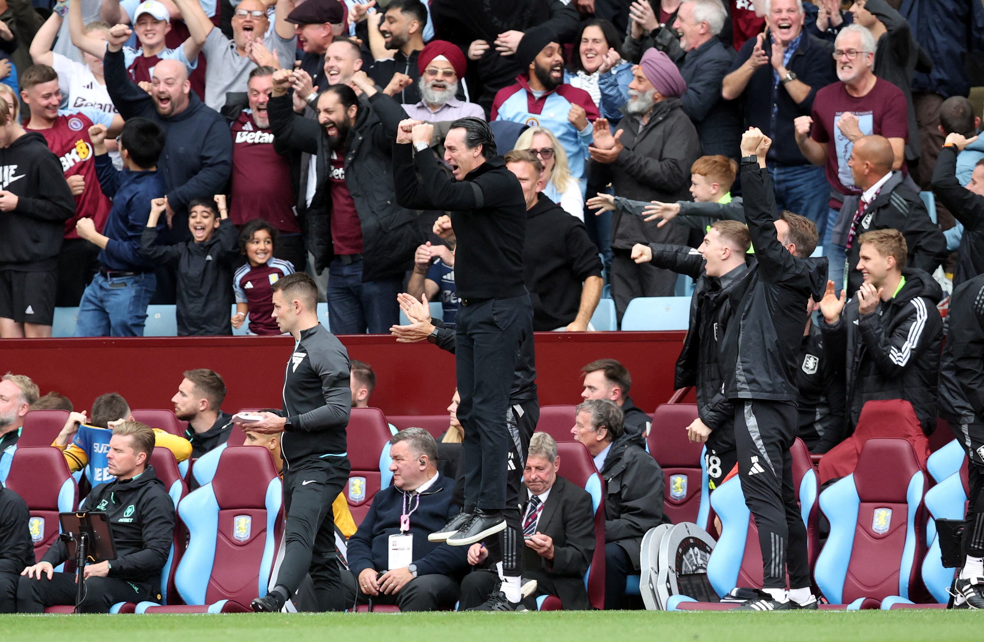 Unai Emery celebrando el tercer tanto de Aston Villa y que marcó Jhon Durán al final del partido que ganaron los Villanos por 3-1 ante Wolverhampton-crédito Craig Brough/REUTERS