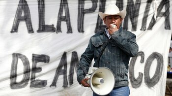 Fotografía de archivo del gobernador tradicional indígena de Ohuira, Felipe Montaño Valenzuela, durante una protesta en las afueras de la Embajada de Alemania en la Ciudad de México.