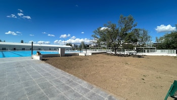 El pasado 15 de mayo el césped de la piscina Luis Aragonés de Hortaleza aún no estaba listo. (FRAMV)