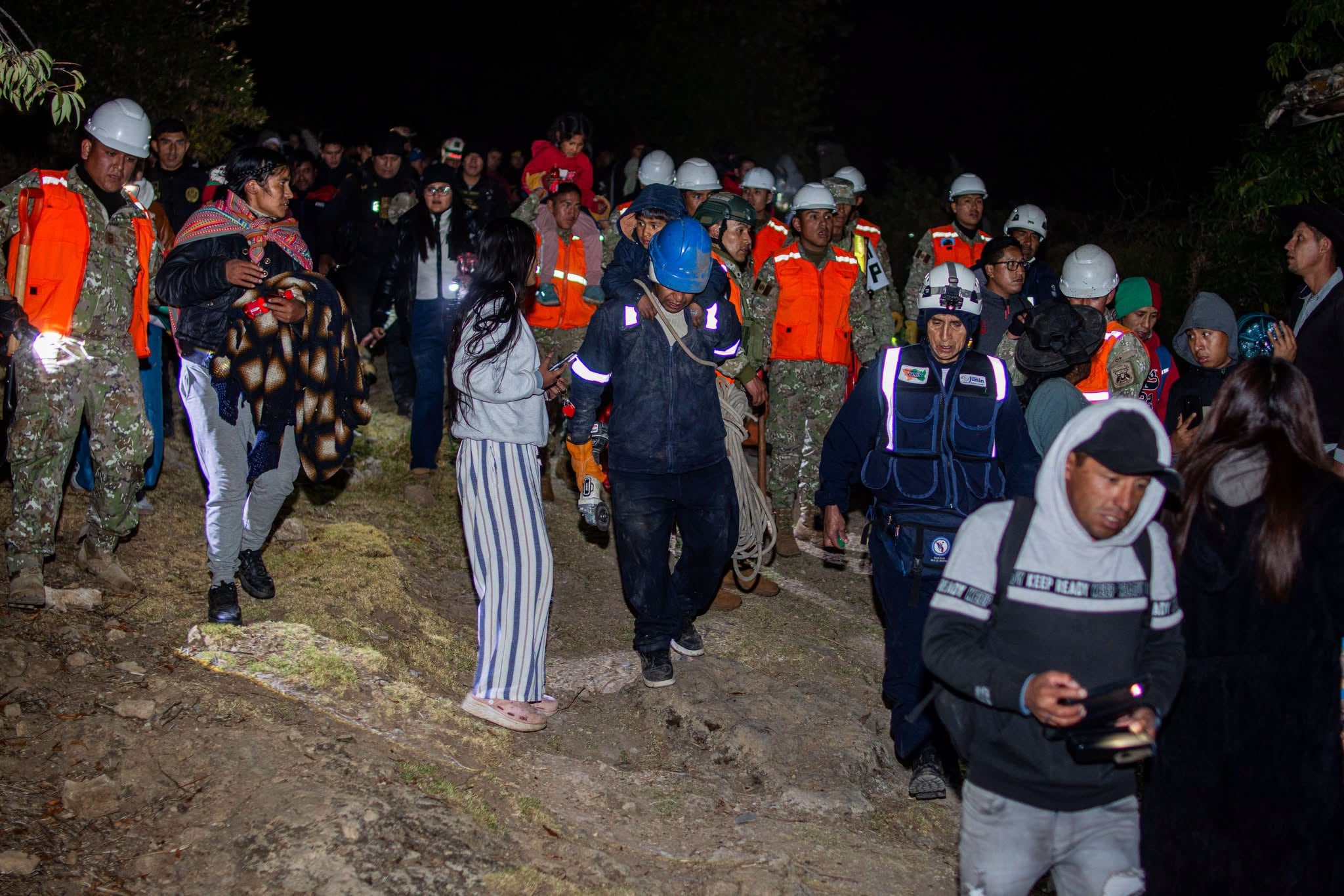 Residentes de Chupaca, Junín, reciben asistencia y son evacuados durante la noche luego del sismo de magnitud 5.1 que afectó la región. (Wayka / Javier Ninanya y Yershon Vilca)