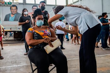 Personal de salud aplica la