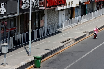 Una mujer pasa junto a