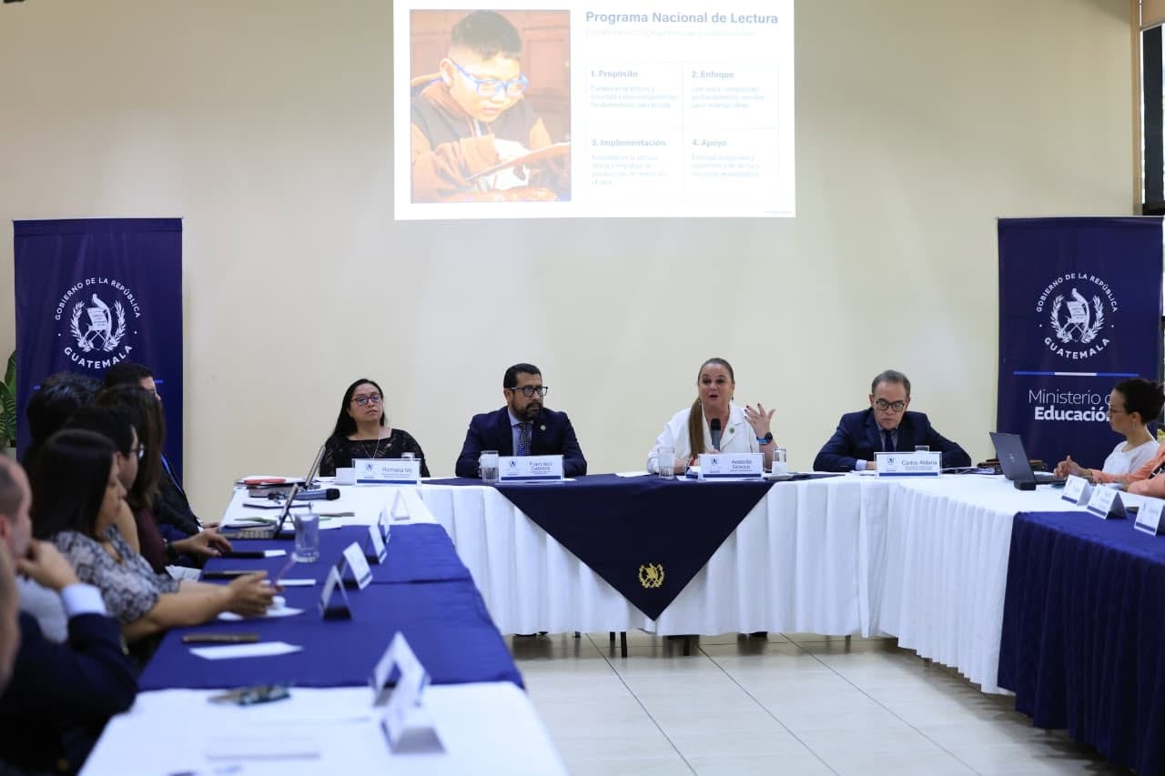 Funcionarios del Gobierno de Guatemala y del Ministerio de Educación participan en una reunión donde se proyecta el