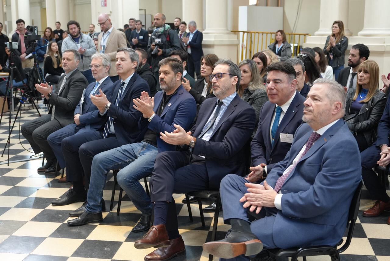 En el acto estuvieron presentes el ministro de Gobierno bonaerense, Carlos Bianco; el juez federal Alejo Ramos Padilla y el ministro de Seguridad, Javier Alonso; entre otros funcionarios