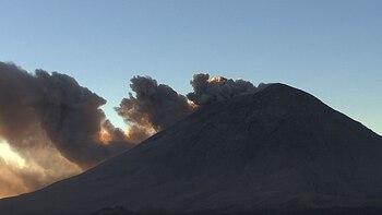 Foto del volcán Popocatépetl emitiendo una pequeña exhalación la mañana de este miércoles 13 de marzo
