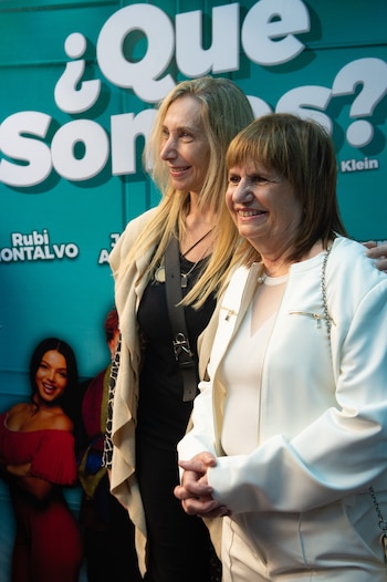 Estreno Obra de Teatro "¿Que Somos? - Patricia Bullrich y Karina Milei