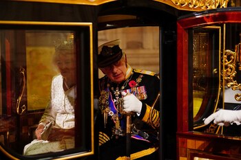 Carlos III y Camila llegando