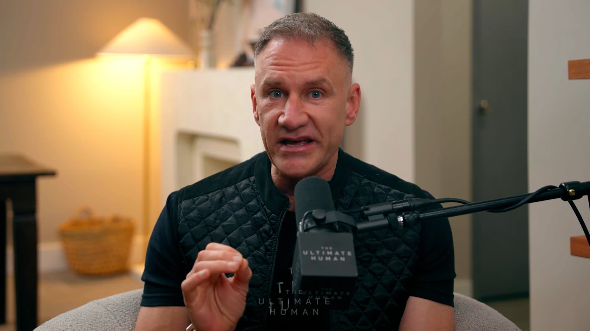 Gary Brecka promueve el biohacking con rutinas accesibles para reducir la edad biológica y mejorar la longevidad (YouTube: Ultimate Human Podcast with Gary Brecka)