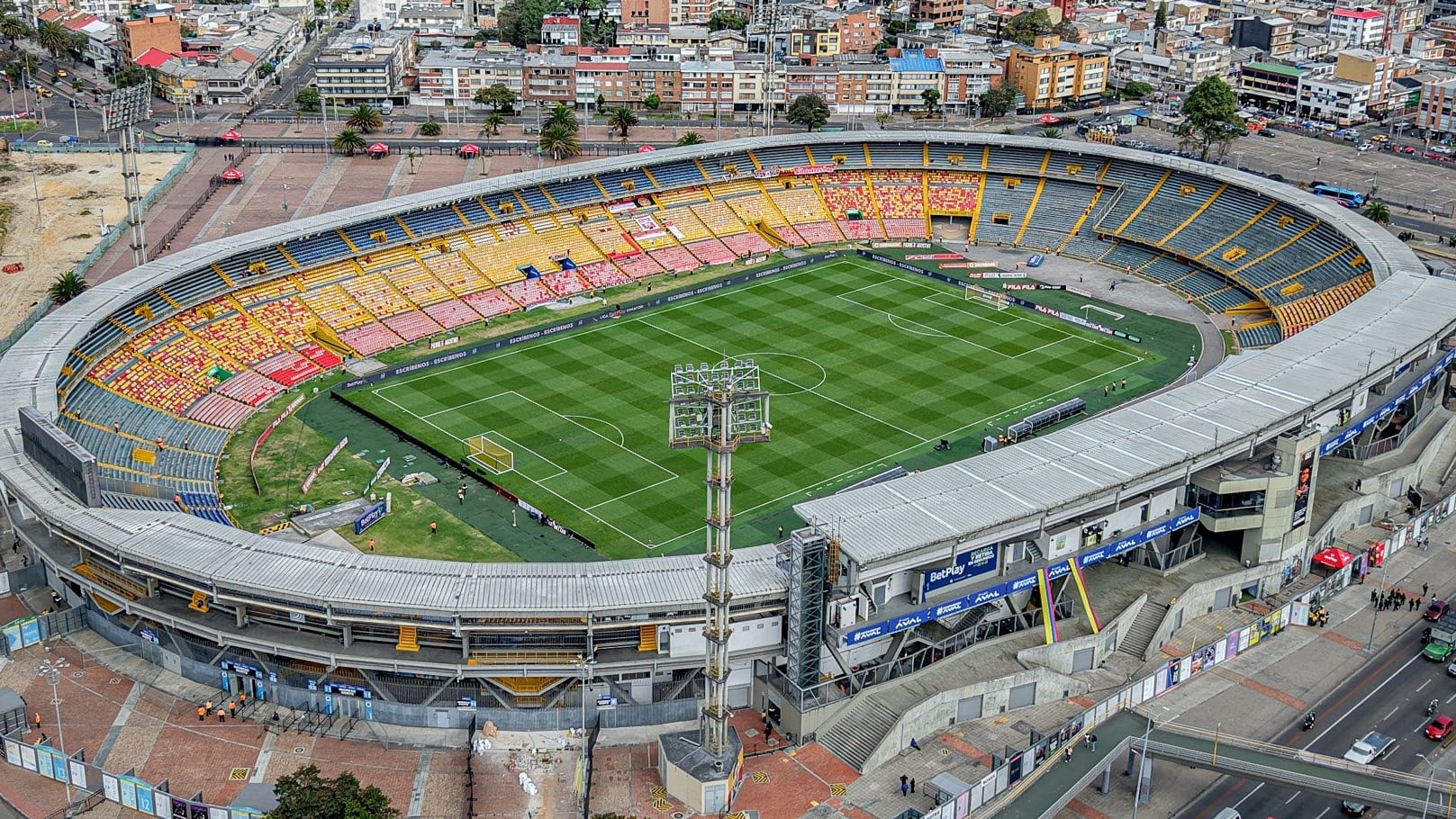 Violencia en El Campín: hinchas invadieron la cancha y la Policía respondió con gases