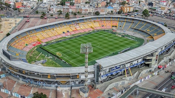 Disturbios entre hinchas de Santa Fe y América en El Campín: violenta pelea en el campo de juego