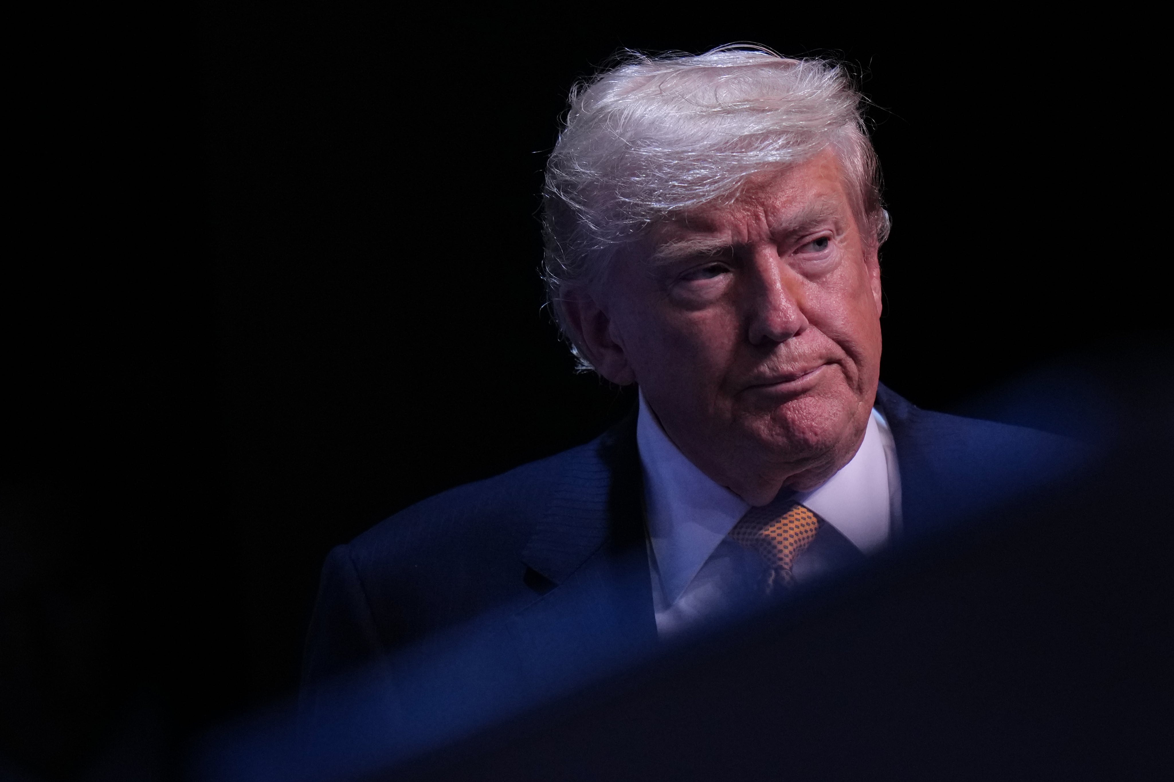 El presidente de Estados Unidos, Donald Trump, anuncia que pedirá una audiencia para reabrir el debate sobre la ciudadanía por nacimiento. (AP Foto/Francisco Seco)