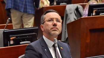 Ministro de Vivienda se defendió por irse de vacaciones tras el terremoto con polémica frase: “La foto era con mi esposa e hijos, no con prostitutas y borracho”