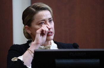 Amber Heard llora en el