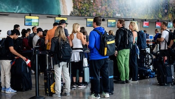 Regresaban de Aruba, quedaron varados 17 horas sin comida ni ropa extra y la Justicia condenó a la aerolínea