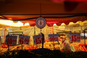 Imagen de archivo. Una mujer compra en un mercado local conocido como "Tianguis", donde se instalaron láminas de plástico para protección, ya que reabre bajo estrictas medidas sanitarias en medio de un brote de COVID-19, en el barrio de Iztapalapa en Ciudad de México, México 15 de junio de 2020. REUTERS / Edgard Garrido