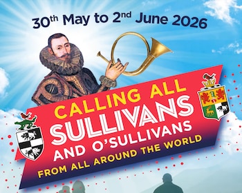 Póster de evento con un hombre en vestimenta histórica soplando una trompa sobre cielo azul. Un banner rojo convoca a Sullivans y O'Sullivans para 2026