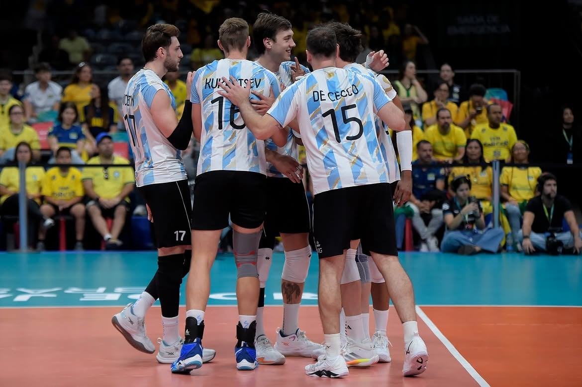 El seleccionado argentino aseguró la clasificación a la Copa del Mundo (@voley_feva)