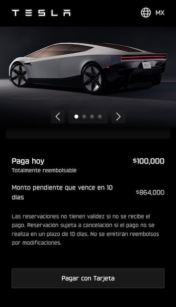 Captura de pantalla del sitio web de Tesla en México con un automóvil plateado, montos de pago y el botón para pagar con tarjeta